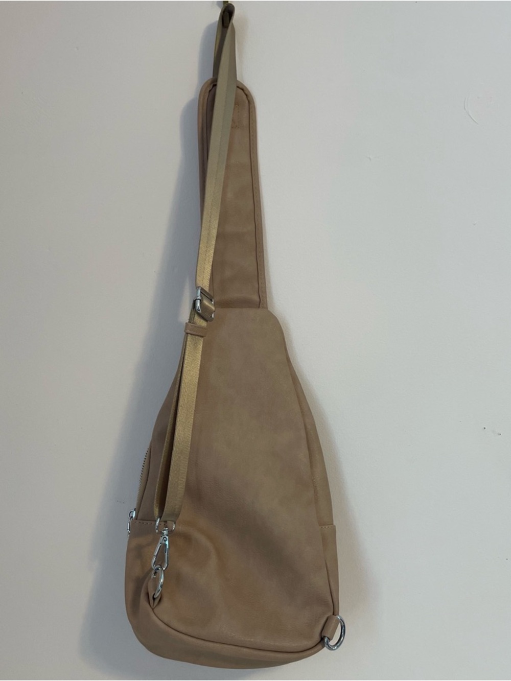 Vegan leather sling bag- excellent preloved condition - Picture 3 of 6